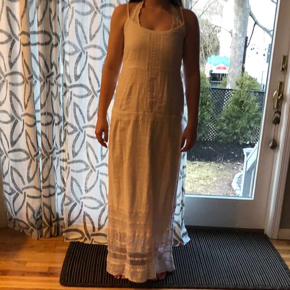 Beuitiful flowy maxi dress in white
